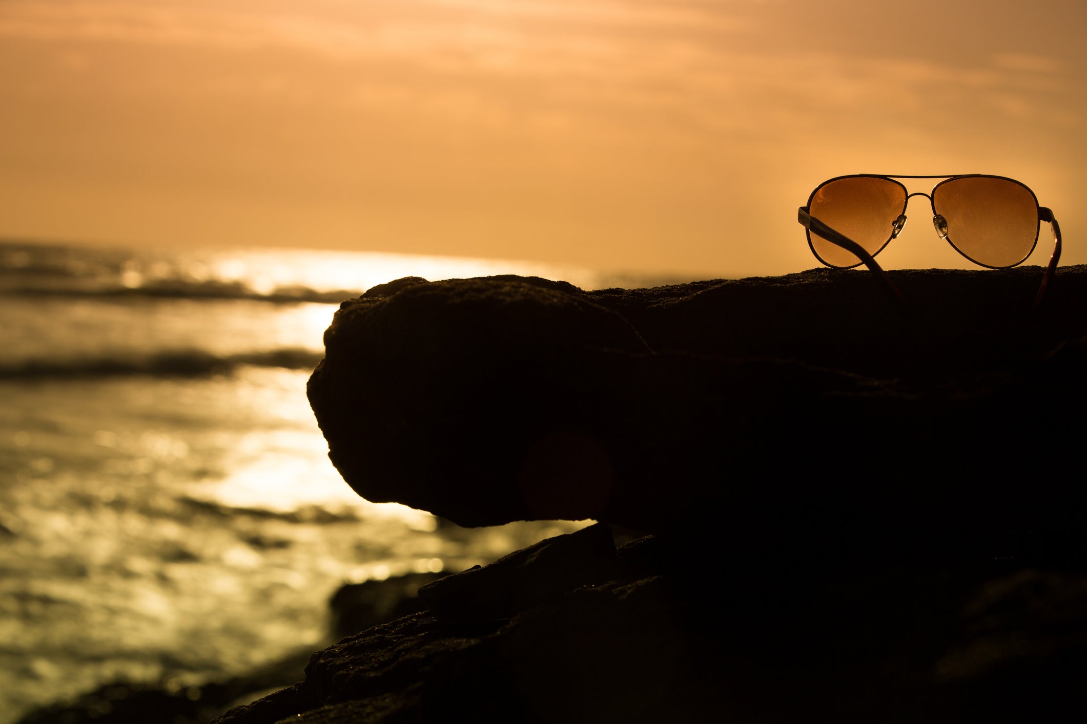 occhiali da sole legno tramonto estivo