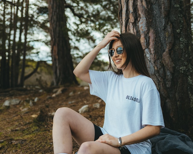 donna con occhiali da sole legno-ecosostenibili