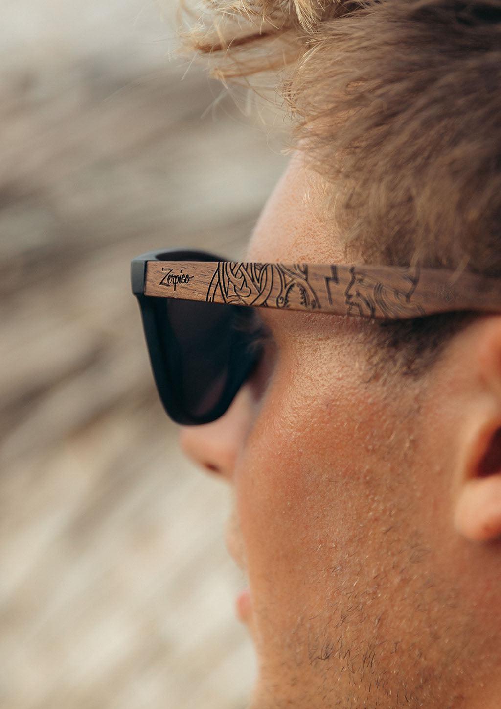 Occhiali da sole in legno-incisi-unisex- Zerpico Engraved-Vikings